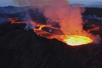 Volcan avec lac de lave et coulées incandescentes - 0mn 58s